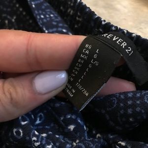 High waisted flowy pants. Dark blue & white print